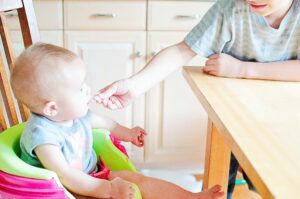 食事中の子ども